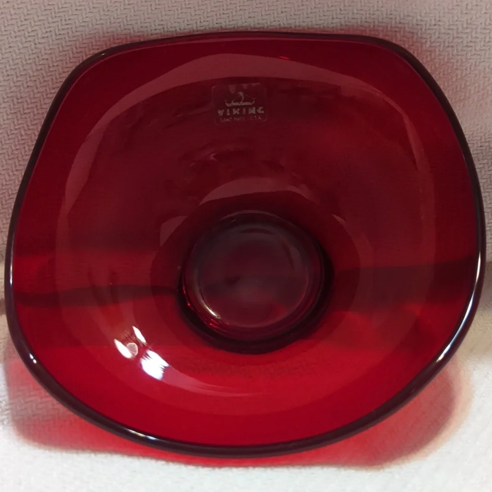 Red Viking scalloped edge‎ glass bowl